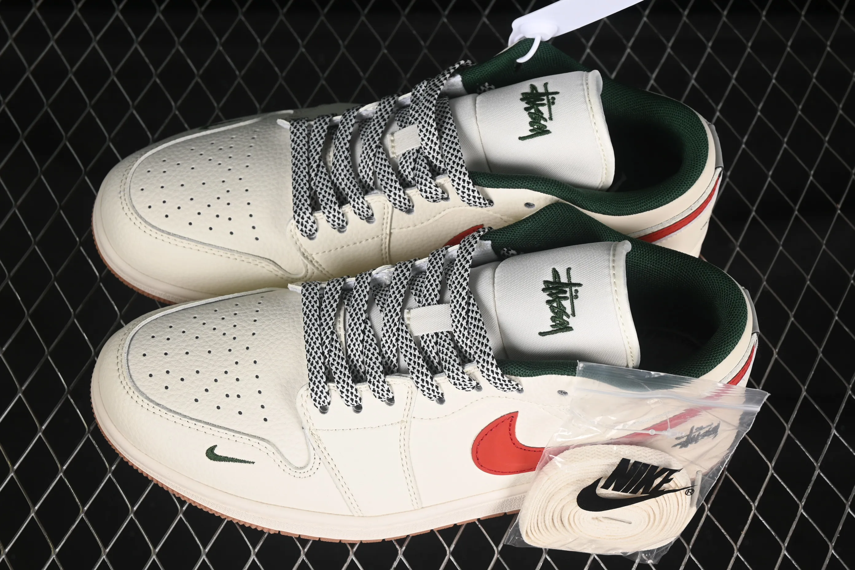 All categories Air Jordan Jordan series basketball shoes Air Jordan 1 Low High-end customized low-top sneakers Air Jordan 1 Low AJ1 Joe 1 Stussy co-branded beige three-dimensional hook High-end customized low-top retro basketball shoes XS6086-560